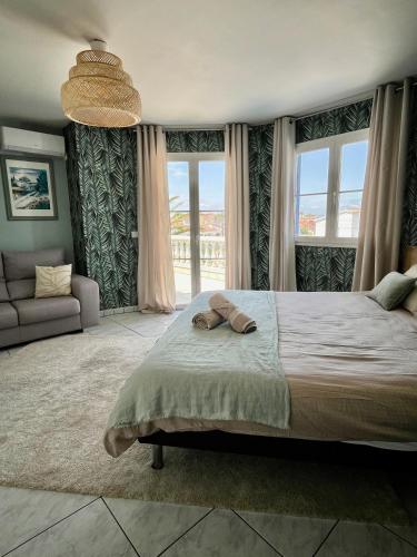 4-bedroom villa with private pool, AC, close to beach, linen included
