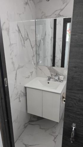 a white bathroom with a sink and a mirror at Natur Vida Home Tenerife in Las Lagunas