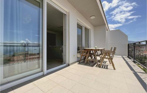 Gorgeous Apartment In Makarska With Lake View