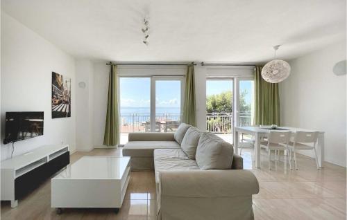 Gorgeous Apartment In Makarska With Lake View