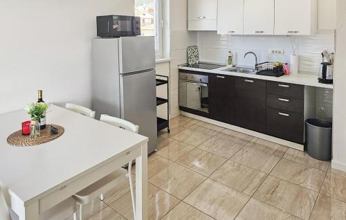 Gorgeous Apartment In Makarska With Lake View