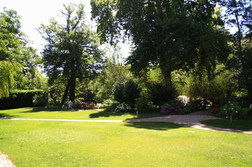 Κήπος έξω από το Les Jardins d'Ungaro / Manoir La Barrière