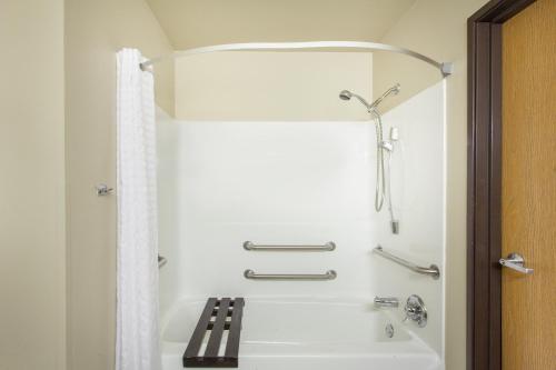 Phòng tắm tại Super 8 by Wyndham Richlands/Claypool Hill Area