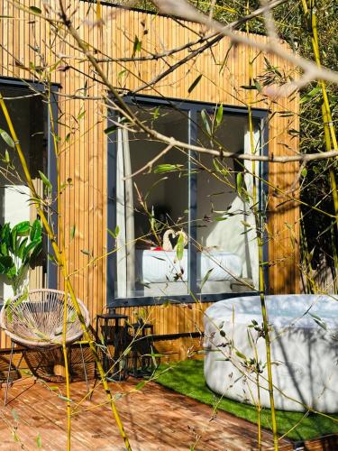 a building with a window with a cat in it at Bambou Lodge & Spa in Arles