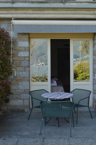 a patio with a table and two chairs and a window at Hotel Lumin in Cremia