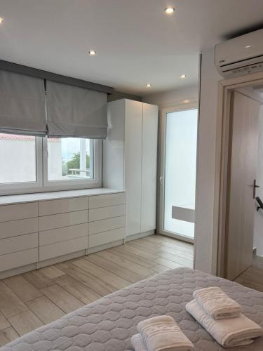 a bedroom with a bed with two towels on it at Villa Little John in Skala Rachoniou