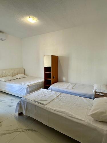 two beds in a room with at Garden studio apartmans in Dobra Voda