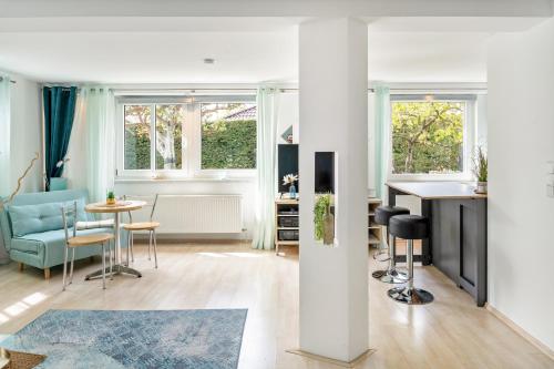 a living room with a blue couch and a table at Ferienwohnung Auszeit in Berlin
