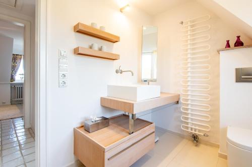 a bathroom with a sink and a mirror at Düünhuus in Hörnum