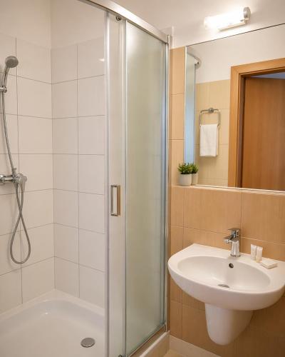 a bathroom with a shower and a sink at Pokoje Noclegowe Sierpów in Sierpów