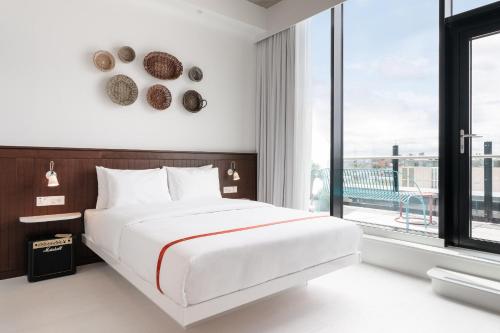 ein Schlafzimmer mit einem großen Bett und einem großen Fenster in der Unterkunft Ruby Molly Hotel Dublin by IHG in Dublin