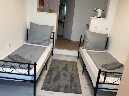 two beds in a room with a mirror at Sierra Ferienwohnung in Marktbreit
