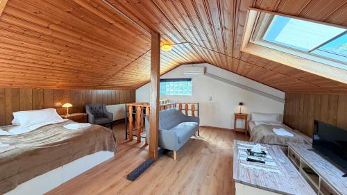 a bedroom with a bed and a tv in a room at Hotel zur Post in Bacharach