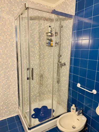 ein Badezimmer mit Dusche, Toilette und Waschbecken in der Unterkunft Pila64 in Pila
