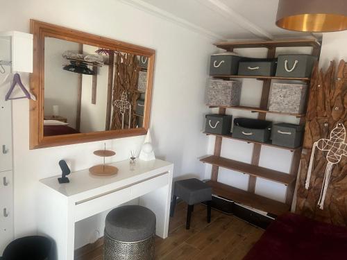 a room with a mirror and a desk and a shelf at Lahn-Paradies in Aull