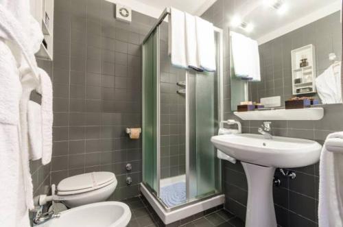 ein Bad mit einem WC, einem Waschbecken und einer Dusche in der Unterkunft Apartment 4 Residence Palace 2 in Sestriere