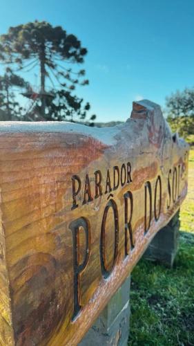 a wooden sign that reads parader pomeroy at Parador Pôr do Sol in Cambará