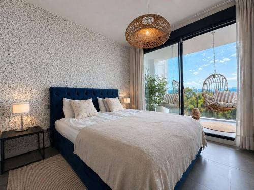 Bright apartment with seaview and a pool