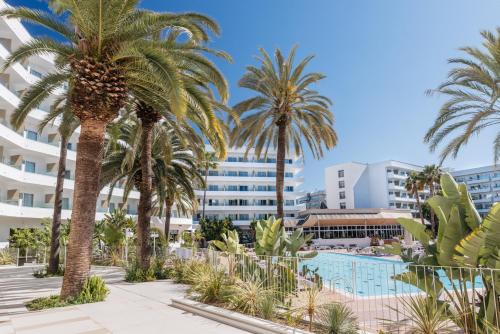a resort with palm trees and a swimming pool at Hotel Jaime I in Salou