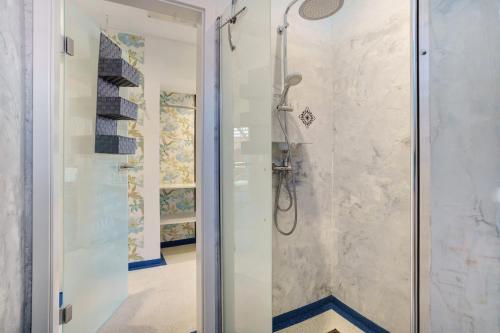 a shower with a glass door in a bathroom at Nordisch Kühl in Mariendorf