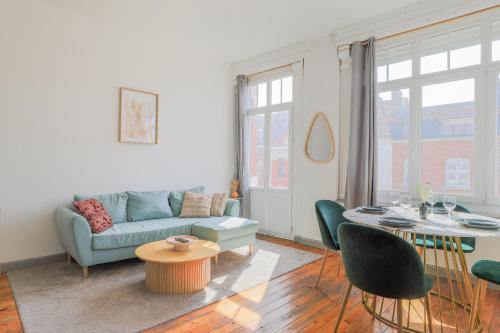 a living room with a couch and a table at Perle de Liévin in Liévin