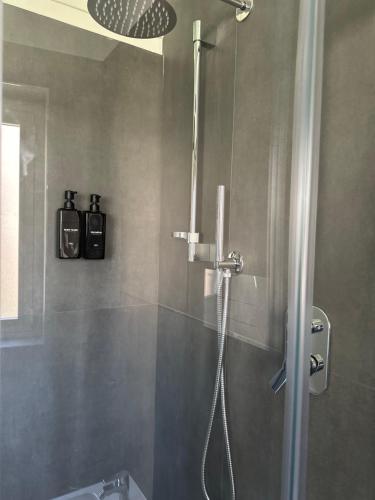 eine Dusche mit Glastür im Badezimmer in der Unterkunft Domus Ale in Vallo della Lucania