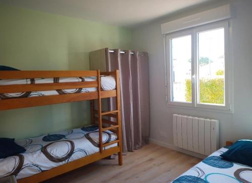 a bedroom with two bunk beds and a window at La Pause Jardaise in Jard-sur-Mer