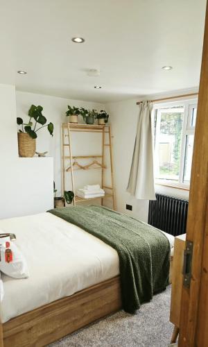 a bedroom with a bed with a green blanket at Lush Rooms Bedminster in Bristol