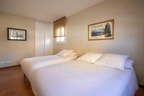 two beds sitting next to each other in a room at Port-Grimaud - La Maisonnette - sur plage et front de mer in Grimaud