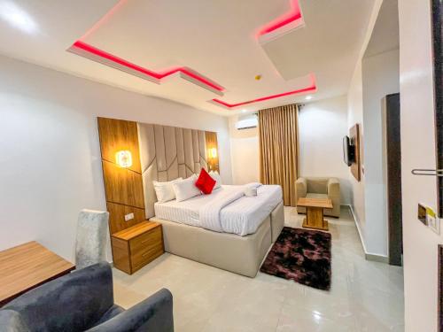 Giường trong phòng chung tại Royal De Elite Hotel