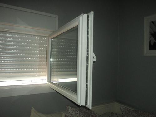 a window in a room with a window blind at Apartamento Centro Jerez Carbón in Jerez de la Frontera
