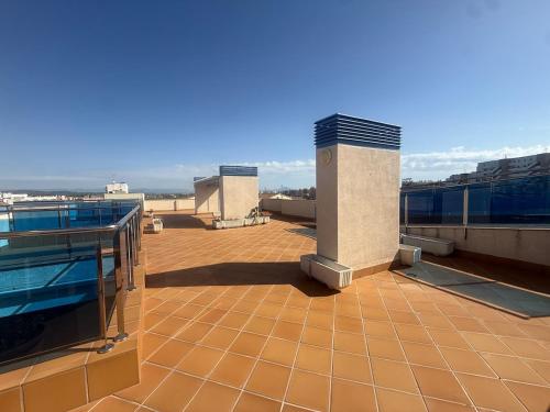 Céntrico con piscina y parking Terraza espaciosa
