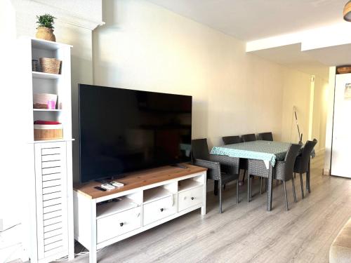Céntrico con piscina y parking Terraza espaciosa