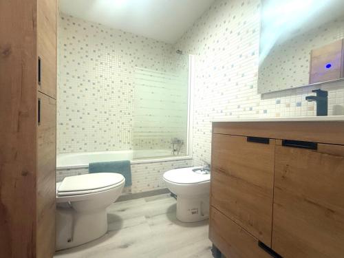 Céntrico con piscina y parking Terraza espaciosa