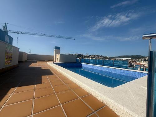 Céntrico con piscina y parking Terraza espaciosa