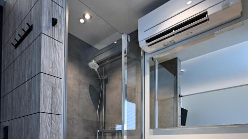 a bathroom with a shower and a mirror at Roatel Helmstedt A2 my-roatel-com in Helmstedt