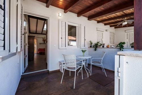 Runa - Cozy Little House Near the Beach