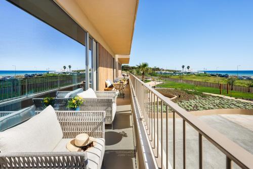Seaview Bright Apartment - Oceanfront Luxury