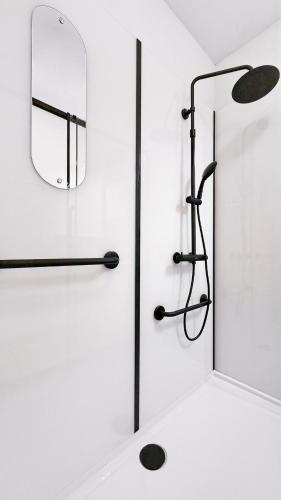 a bathroom with a mirror and a sink at Élégant T3 avec terrasse & piscine et parking in Prayssac