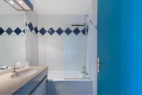 a bathroom with a shower and a sink at Le Cabano'scope in Chasseneuil-du-Poitou