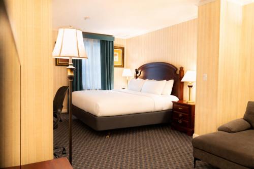 a hotel room with a bed and a couch at Hotel Stanford in New York