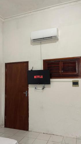 a door with a sign that saysmetritis next to a building at Pousada Só Alegria in Fortaleza