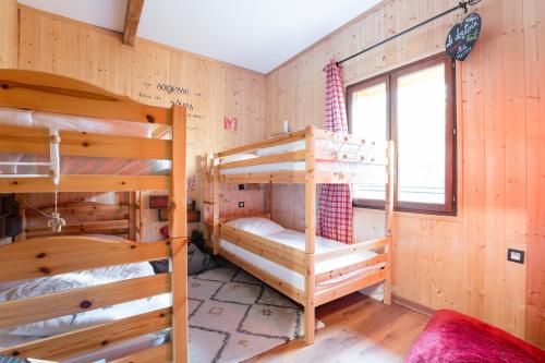 a room with two bunk beds and a window at Chalet le 22 Agniéres in Le Dévoluy