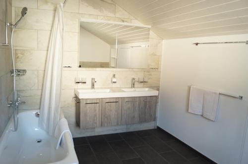 Ett badrum på Ferienhaus Schils