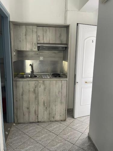 an empty kitchen with a sink and a sink at studios costareli in Vrachonisída Diapóri