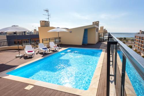 Privilege Apartment Ida with Rooftop Pool, Village Marina - Olhão