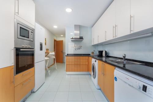 Privilege Apartment Ida with Rooftop Pool, Village Marina - Olhão