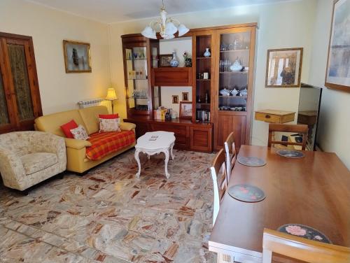 a living room with a table and a couch at Casa di Marie in Mafalda