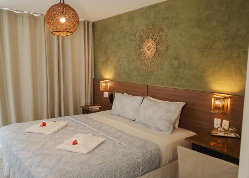 a hotel room with a bed with two white towels at Samba Villa da Praia in Salvador