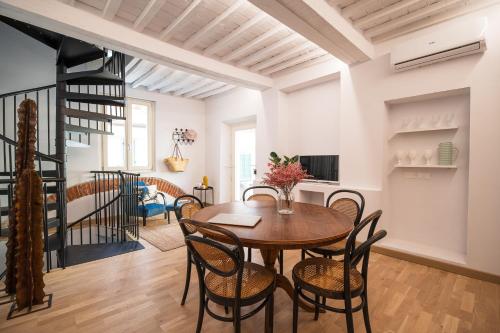 a dining room with a table and chairs at SaliScendi in Pietrasanta